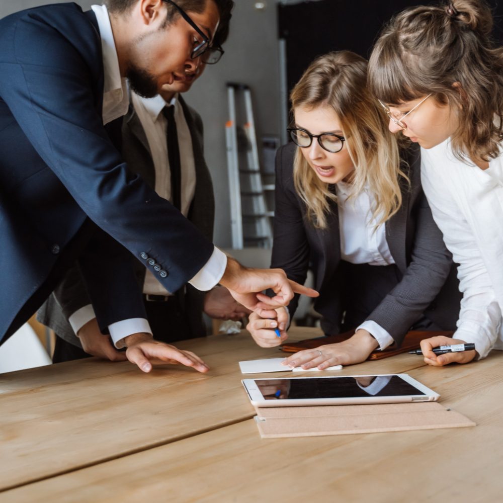 business-people-having-discussion-meeting